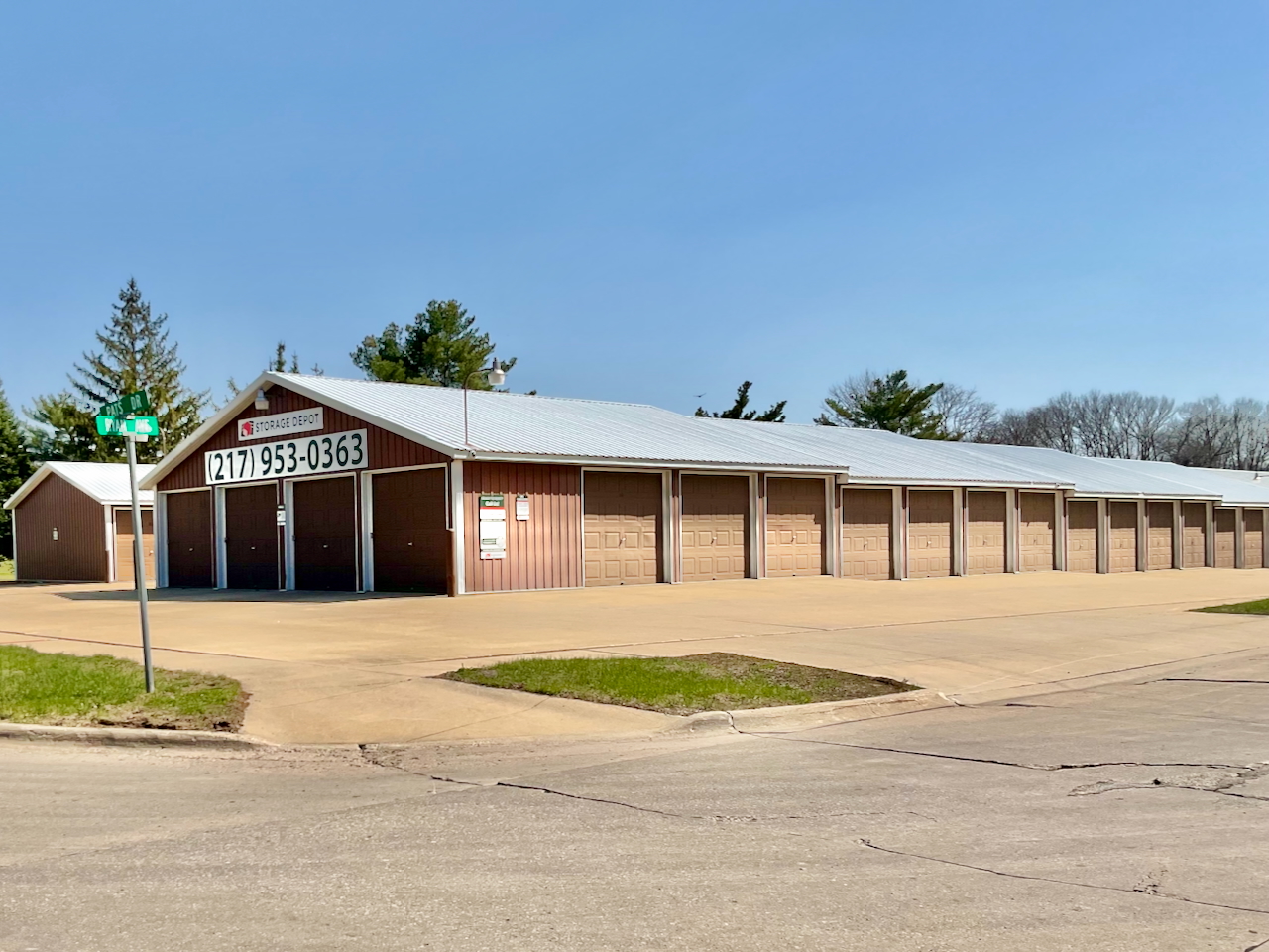 Vehicle storage unit at 735 Ryan Avenue facility